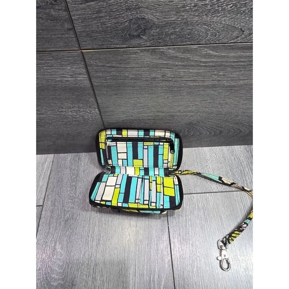 VERA BRADLEY Carry All in One Zip Wristlet Wallet Island Blooms Pattern B000780